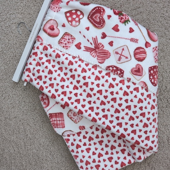 ❌SOLD❌Cupcakes and Cashmere Valentine's Day Oversized Reversible Throw 🍓 - Picture 2 of 7